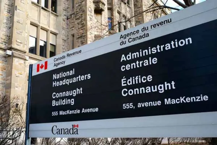 آژانس درآمد کانادا حسابدار و وکیل با حقوق سالانه ۸۰ تا ۱۰۰ هزار دلار استخدام می‌کند